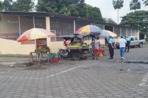 COMISARÍA MUNICIPAL REUBICÓ PROVISIONALMENTE A COMERCIANTES EN LAS CALLES 16 DE AGOSTO Y GRAL. ENRÍQUEZ